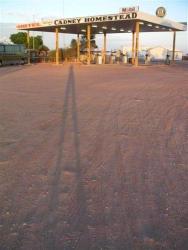 Station essence de Cadney 6h55 (mon ombre confirme) 001.jpg